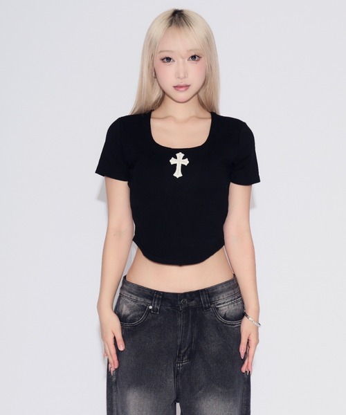 tinkerend（ティンカーエンド）の「【カップ付き】Cross U-neck Tight-fit T-shirt / クロスUネックタイトフィットTシャツ（Tシャツ/カットソー・レディース・ブラック/ホワイト・FREE）」の9枚目の写真