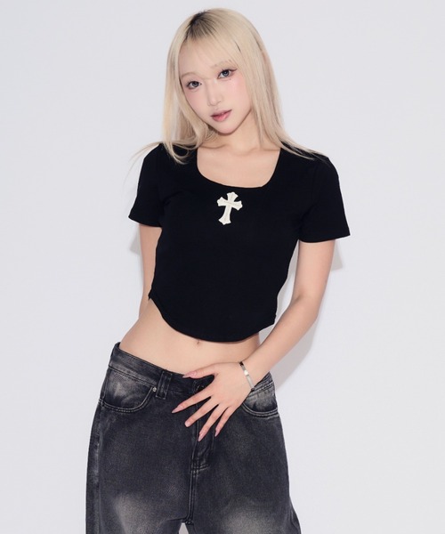 tinkerend（ティンカーエンド）の「【カップ付き】Cross U-neck Tight-fit T-shirt / クロスUネックタイトフィットTシャツ（Tシャツ/カットソー・レディース・ブラック/ホワイト・FREE）」の10枚目の写真