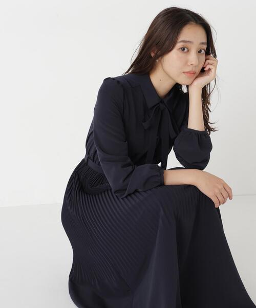 NATURAL BEAUTY BASIC(ナチュラルビューティーベーシック)の「リボンタイプリーツワンピース(ワンピース・レディース・ネイビー/グレー・MEDIUM/SMALL)」の1枚目の写真