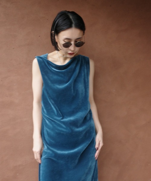 Ameri(アメリ)の「DRAPE CURVE VELOUR DRESS(ドレス・レディース・ブラック/ブルー/ボルドー・SMALL/MEDIUM)」の4枚目の写真