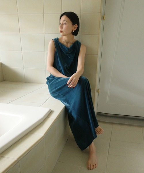 Ameri(アメリ)の「DRAPE CURVE VELOUR DRESS(ドレス・レディース・ブラック/ブルー/ボルドー・SMALL/MEDIUM)」の7枚目の写真