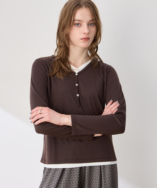 LE SOUK HOLIDAY（ルスークホリデー）の「ヘンリーネックレイヤード風カットプルオーバー（Tシャツ/カットソー・レディース・ダークブラウン/ブラック・M/L）」の2枚目の写真