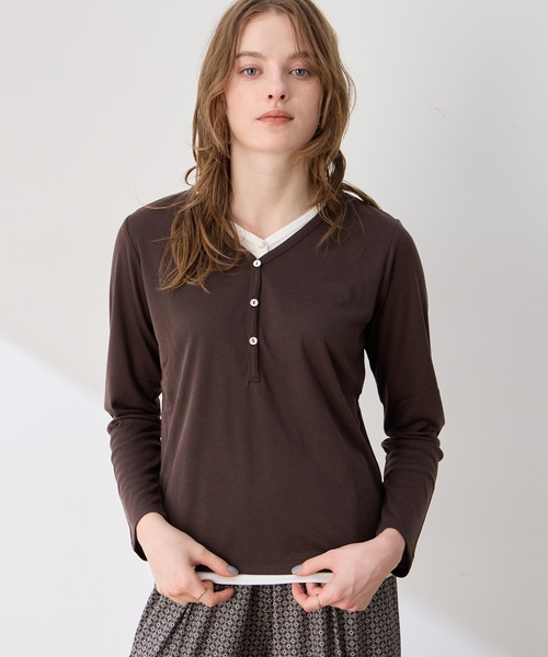 LE SOUK HOLIDAY（ルスークホリデー）の「ヘンリーネックレイヤード風カットプルオーバー（Tシャツ/カットソー・レディース・ダークブラウン/ブラック・M/L）」の3枚目の写真