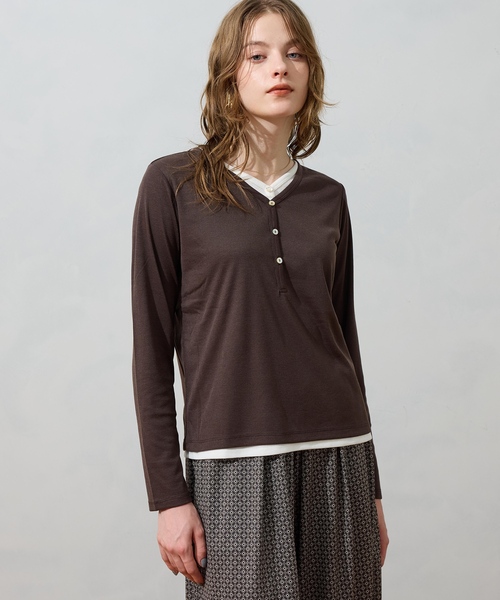 LE SOUK HOLIDAY（ルスークホリデー）の「ヘンリーネックレイヤード風カットプルオーバー（Tシャツ/カットソー・レディース・ダークブラウン/ブラック・M/L）」の6枚目の写真