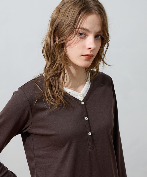 LE SOUK HOLIDAY（ルスークホリデー）の「ヘンリーネックレイヤード風カットプルオーバー（Tシャツ/カットソー・レディース・ダークブラウン/ブラック・M/L）」の7枚目の写真