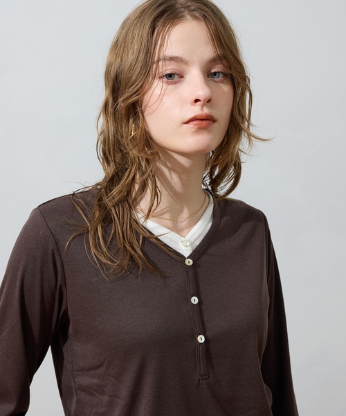 LE SOUK HOLIDAY（ルスークホリデー）の「ヘンリーネックレイヤード風カットプルオーバー（Tシャツ/カットソー・レディース・ダークブラウン/ブラック・M/L）」の8枚目の写真
