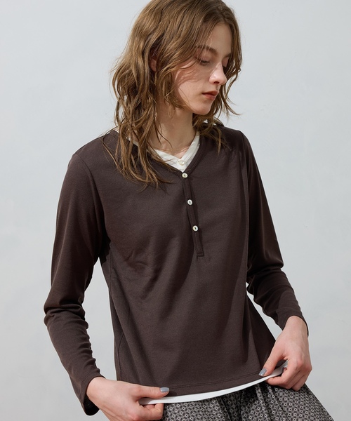 LE SOUK HOLIDAY（ルスークホリデー）の「ヘンリーネックレイヤード風カットプルオーバー（Tシャツ/カットソー・レディース・ダークブラウン/ブラック・M/L）」の9枚目の写真
