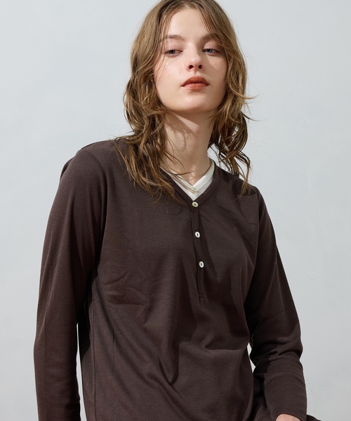 LE SOUK HOLIDAY（ルスークホリデー）の「ヘンリーネックレイヤード風カットプルオーバー（Tシャツ/カットソー・レディース・ダークブラウン/ブラック・M/L）」の10枚目の写真