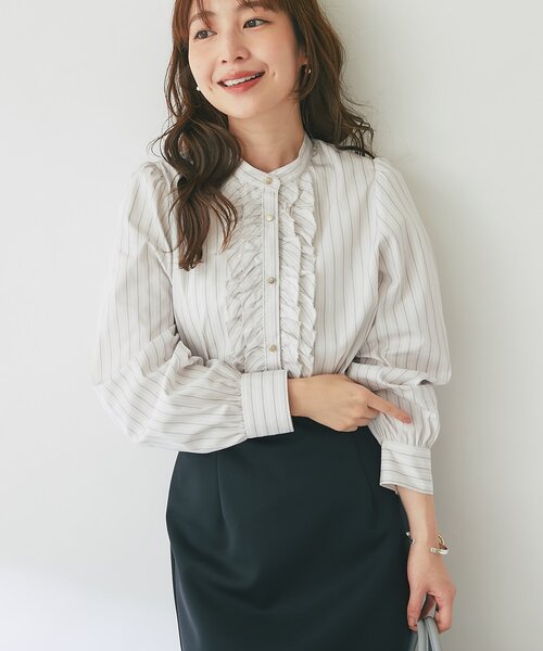 La boutique BonBon（ラブティックボンボン）の「【お上品ストライプ】ストライプフロントフリルブラウス（シャツ/ブラウス・レディース・サックスブルー/ライトベージュ/バイオレット・FREE）」の2枚目の写真