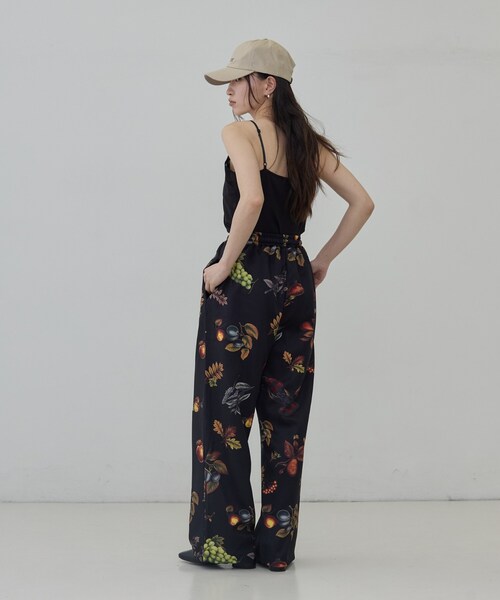 GALLEST(ギャレスト)の「ボタニカルプリントイージーパンツ(その他パンツ・レディース・ブラック系/アイボリー系・38)」の5枚目の写真