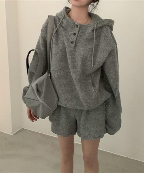 Aelina(エリナ)の「フード付きリラックストップス&ショートパンツセットアップ(セットアップ・レディース・ベージュ/グレー・FREE)」の1枚目の写真