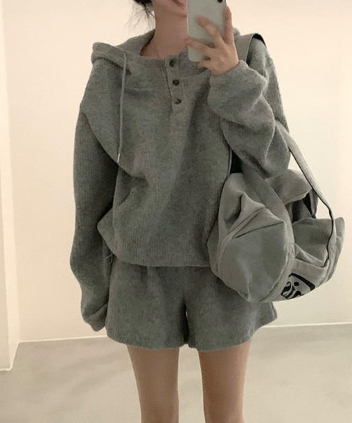 Aelina(エリナ)の「フード付きリラックストップス&ショートパンツセットアップ(セットアップ・レディース・ベージュ/グレー・FREE)」の3枚目の写真