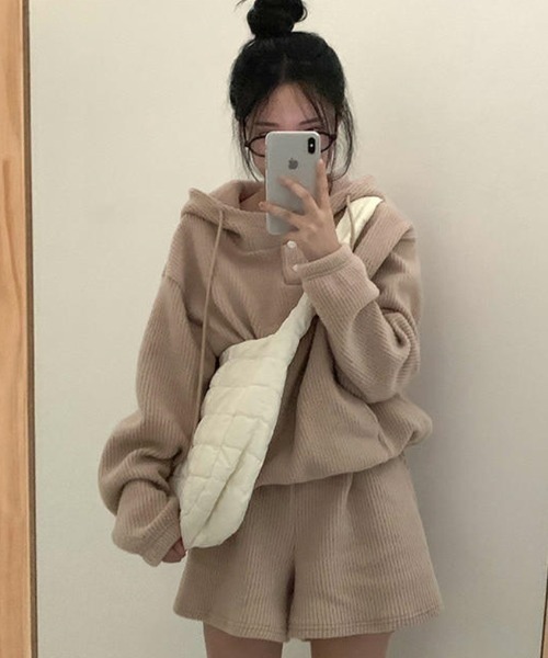 Aelina(エリナ)の「フード付きリラックストップス&ショートパンツセットアップ(セットアップ・レディース・ベージュ/グレー・FREE)」の22枚目の写真
