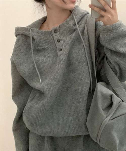 Aelina(エリナ)の「フード付きリラックストップス&ショートパンツセットアップ(セットアップ・レディース・ベージュ/グレー・FREE)」の6枚目の写真