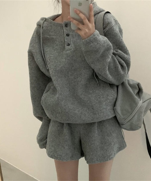 Aelina(エリナ)の「フード付きリラックストップス&ショートパンツセットアップ(セットアップ・レディース・ベージュ/グレー・FREE)」の7枚目の写真
