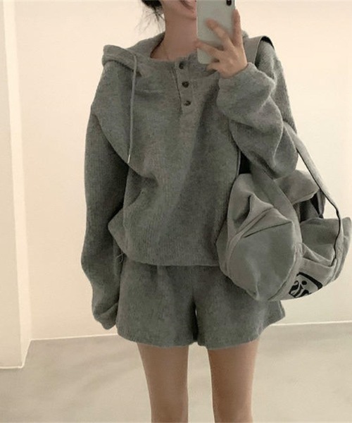 Aelina(エリナ)の「フード付きリラックストップス&ショートパンツセットアップ(セットアップ・レディース・ベージュ/グレー・FREE)」の8枚目の写真