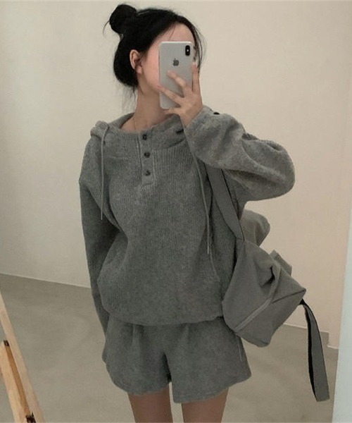 Aelina(エリナ)の「フード付きリラックストップス&ショートパンツセットアップ(セットアップ・レディース・ベージュ/グレー・FREE)」の9枚目の写真