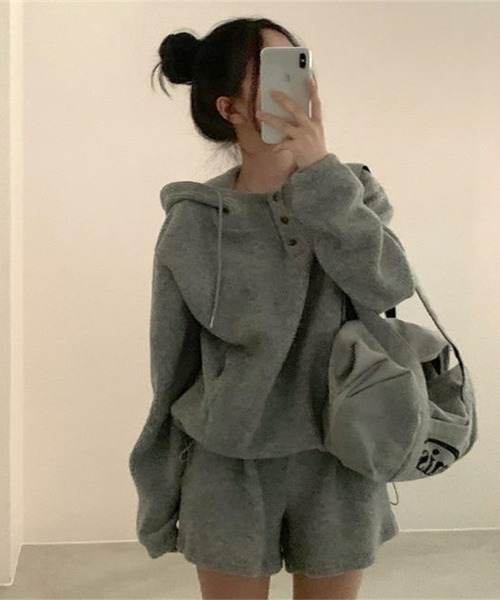 Aelina(エリナ)の「フード付きリラックストップス&ショートパンツセットアップ(セットアップ・レディース・ベージュ/グレー・FREE)」の12枚目の写真