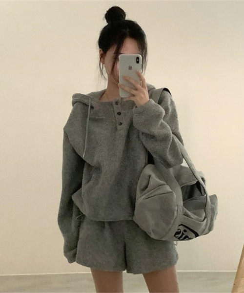 Aelina(エリナ)の「フード付きリラックストップス&ショートパンツセットアップ(セットアップ・レディース・ベージュ/グレー・FREE)」の17枚目の写真