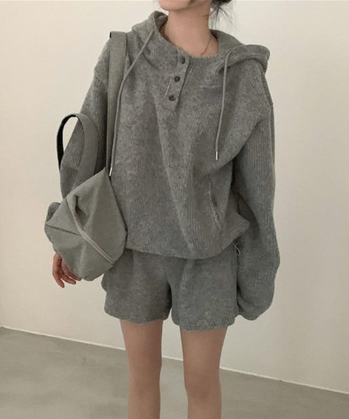 Aelina(エリナ)の「フード付きリラックストップス&ショートパンツセットアップ(セットアップ・レディース・ベージュ/グレー・FREE)」の14枚目の写真