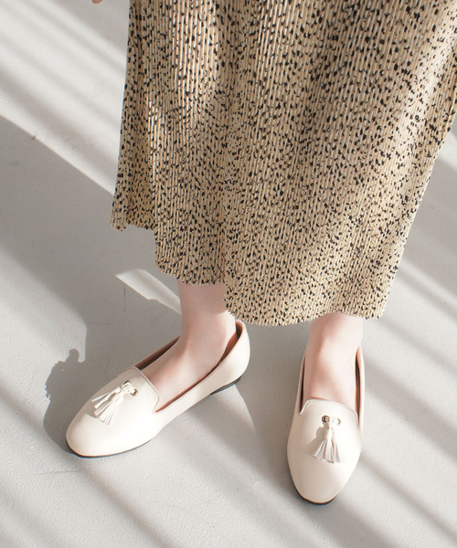 AmiAmi（アミアミ）の「タッセルオペラシューズ/ローファー（ローファー・レディース・ブラック系その他/ブラック/アイボリー/ブラウン/パイソン/グレー・L/LL/M/S）」の2枚目の写真