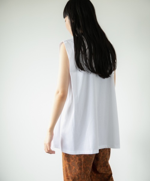 LOWRYS FARM（ローリーズファーム）の「タックノースリーブ　892660（Tシャツ/カットソー・レディース・オフホワイト/カーキ/ブラック/アイボリー・FREE）」の2枚目の写真