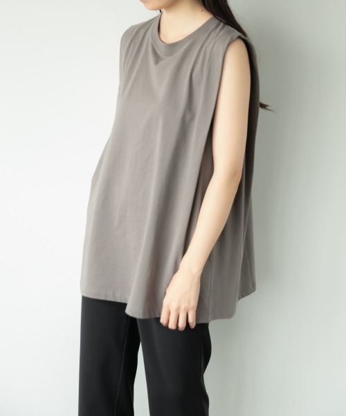 LOWRYS FARM（ローリーズファーム）の「タックノースリーブ　892660（Tシャツ/カットソー・レディース・オフホワイト/カーキ/ブラック/アイボリー・FREE）」の4枚目の写真