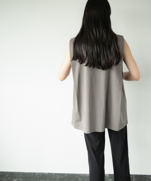 LOWRYS FARM（ローリーズファーム）の「タックノースリーブ　892660（Tシャツ/カットソー・レディース・オフホワイト/カーキ/ブラック/アイボリー・FREE）」の6枚目の写真