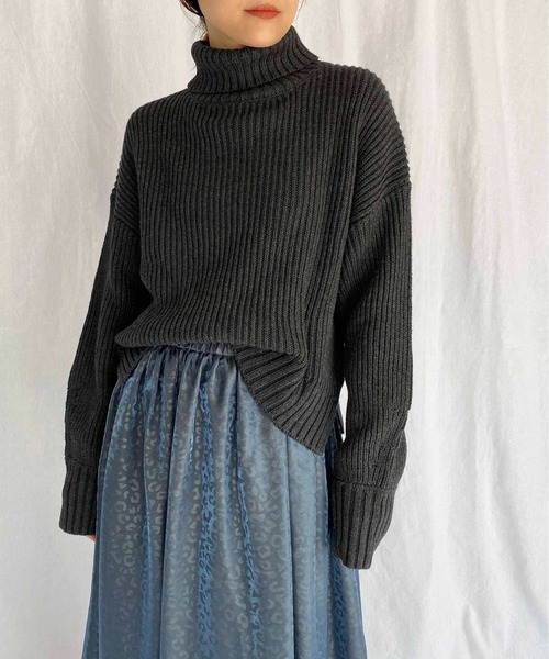 PICCIN（ピッチン）の「ハイネックボリュームニット（ニット/セーター・レディース・キャメル/チャコールグレー/ベージュ・M）」の4枚目の写真