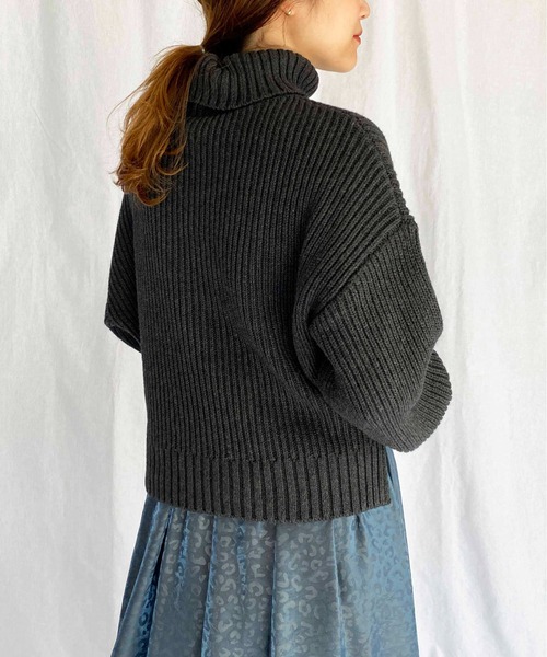 PICCIN（ピッチン）の「ハイネックボリュームニット（ニット/セーター・レディース・キャメル/チャコールグレー/ベージュ・M）」の5枚目の写真