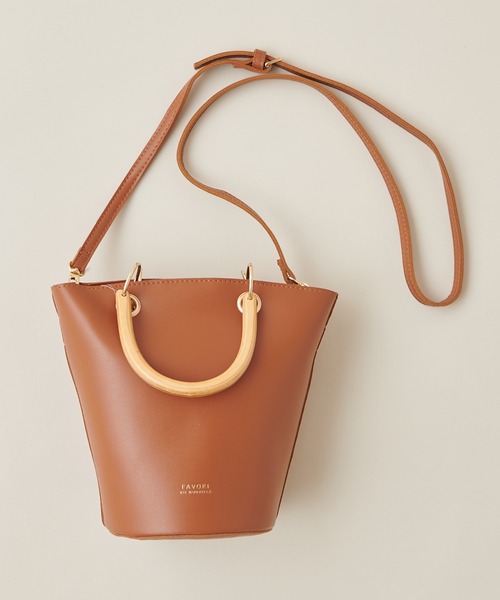 natural couture(ナチュラルクチュール)の「ウッドハンドル2WAYバケツトートバッグ(トートバッグ・レディース・グリーン/ライトベージュ/キャメル・FREE)」の1枚目の写真