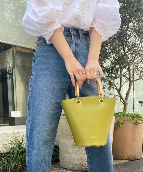 natural couture(ナチュラルクチュール)の「ウッドハンドル2WAYバケツトートバッグ(トートバッグ・レディース・グリーン/ライトベージュ/キャメル・FREE)」の3枚目の写真