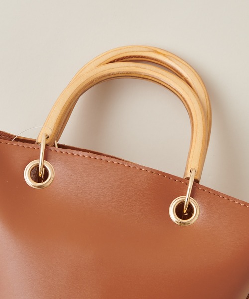 natural couture(ナチュラルクチュール)の「ウッドハンドル2WAYバケツトートバッグ(トートバッグ・レディース・グリーン/ライトベージュ/キャメル・FREE)」の5枚目の写真