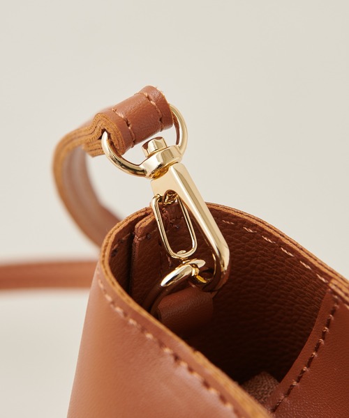 natural couture(ナチュラルクチュール)の「ウッドハンドル2WAYバケツトートバッグ(トートバッグ・レディース・グリーン/ライトベージュ/キャメル・FREE)」の7枚目の写真