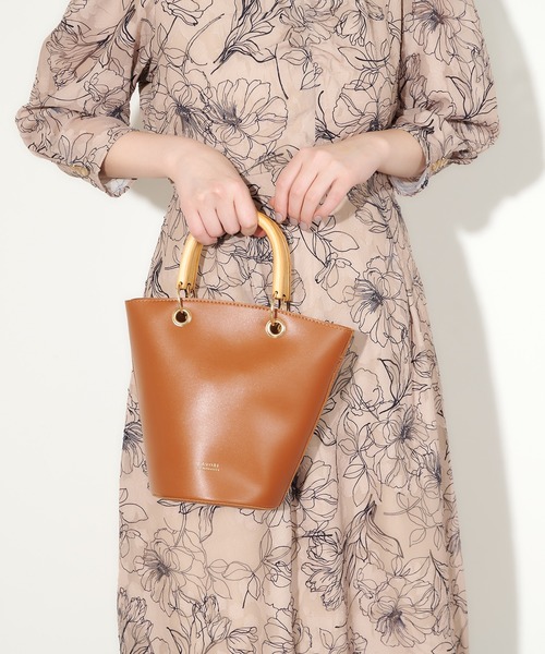natural couture(ナチュラルクチュール)の「ウッドハンドル2WAYバケツトートバッグ(トートバッグ・レディース・グリーン/ライトベージュ/キャメル・FREE)」の19枚目の写真