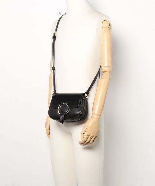 Ted Baker（テッドベーカー）の「TRINETT　リングディテール レザー クロスボディバッグ（ショルダーバッグ・レディース・ブラック/グリーン・O/S）」の5枚目の写真