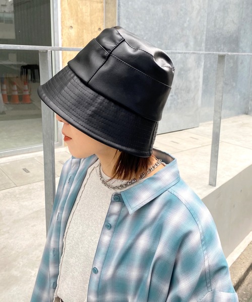 WHO'S WHO gallery（フーズフーギャラリー）の「フェイクレザーバケットハット（ハット・レディース・ブラック/オフホワイト・FREE）」の2枚目の写真