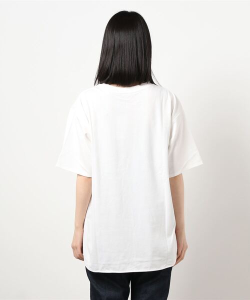 COLONY 2139（コロニートゥーワンスリーナイン）の「【ULTRA HYBRID】USAコットンラウンドヘムTシャツ（Tシャツ/カットソー・レディース・ブラック/オフホワイト/グレイッシュベージュ・MEDIUM/LARGE）」の16枚目の写真