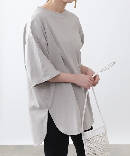 COLONY 2139（コロニートゥーワンスリーナイン）の「【ULTRA HYBRID】USAコットンラウンドヘムTシャツ（Tシャツ/カットソー・レディース・ブラック/オフホワイト/グレイッシュベージュ・MEDIUM/LARGE）」の3枚目の写真