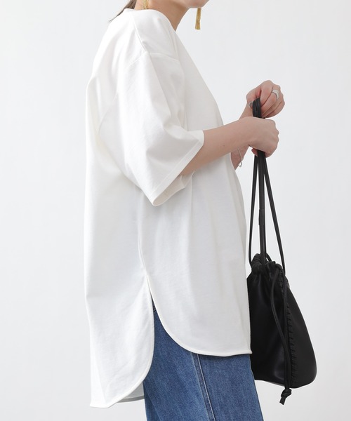 COLONY 2139（コロニートゥーワンスリーナイン）の「【ULTRA HYBRID】USAコットンラウンドヘムTシャツ（Tシャツ/カットソー・レディース・ブラック/オフホワイト/グレイッシュベージュ・MEDIUM/LARGE）」の12枚目の写真