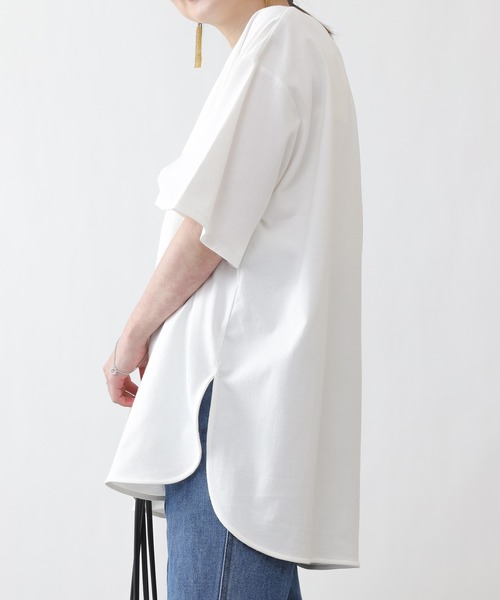 COLONY 2139（コロニートゥーワンスリーナイン）の「【ULTRA HYBRID】USAコットンラウンドヘムTシャツ（Tシャツ/カットソー・レディース・ブラック/オフホワイト/グレイッシュベージュ・MEDIUM/LARGE）」の17枚目の写真