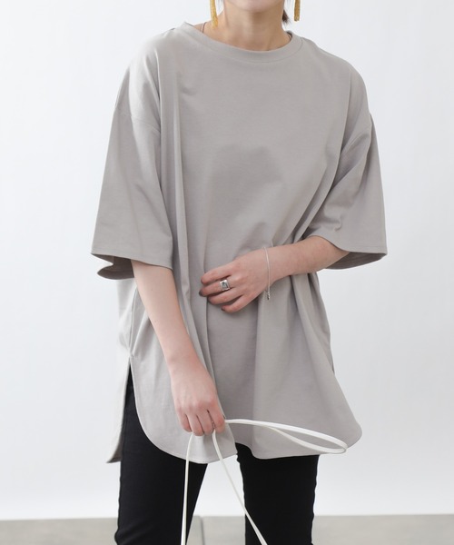 COLONY 2139（コロニートゥーワンスリーナイン）の「【ULTRA HYBRID】USAコットンラウンドヘムTシャツ（Tシャツ/カットソー・レディース・ブラック/オフホワイト/グレイッシュベージュ・MEDIUM/LARGE）」の19枚目の写真