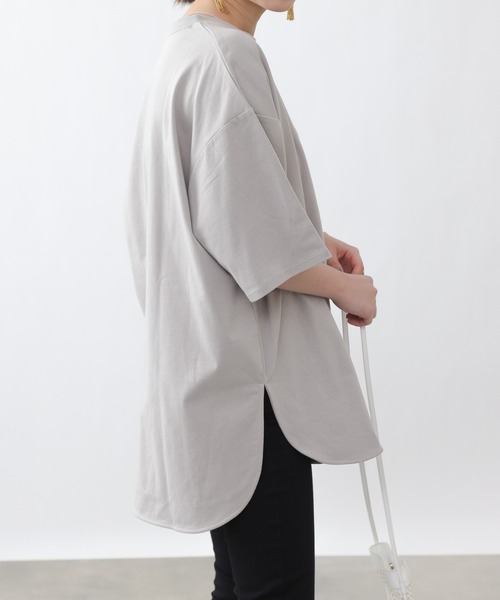 COLONY 2139（コロニートゥーワンスリーナイン）の「【ULTRA HYBRID】USAコットンラウンドヘムTシャツ（Tシャツ/カットソー・レディース・ブラック/オフホワイト/グレイッシュベージュ・MEDIUM/LARGE）」の14枚目の写真