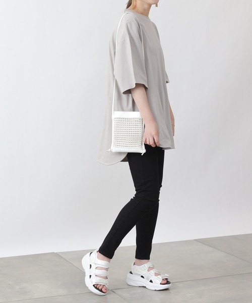 COLONY 2139（コロニートゥーワンスリーナイン）の「【ULTRA HYBRID】USAコットンラウンドヘムTシャツ（Tシャツ/カットソー・レディース・ブラック/オフホワイト/グレイッシュベージュ・MEDIUM/LARGE）」の10枚目の写真