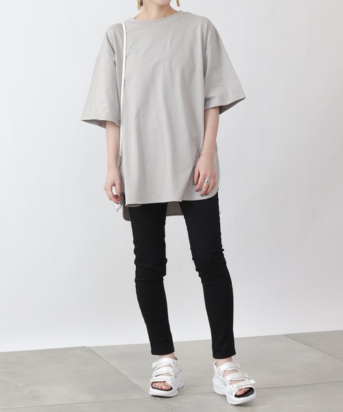 COLONY 2139（コロニートゥーワンスリーナイン）の「【ULTRA HYBRID】USAコットンラウンドヘムTシャツ（Tシャツ/カットソー・レディース・ブラック/オフホワイト/グレイッシュベージュ・MEDIUM/LARGE）」の6枚目の写真