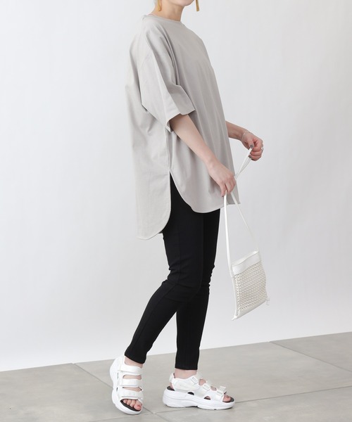 COLONY 2139（コロニートゥーワンスリーナイン）の「【ULTRA HYBRID】USAコットンラウンドヘムTシャツ（Tシャツ/カットソー・レディース・ブラック/オフホワイト/グレイッシュベージュ・MEDIUM/LARGE）」の15枚目の写真