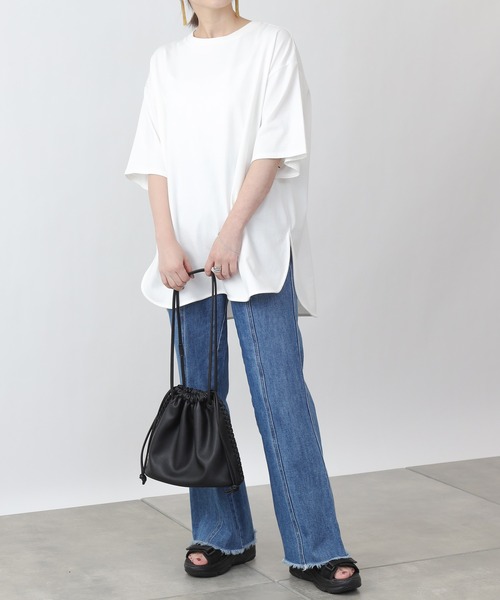 COLONY 2139（コロニートゥーワンスリーナイン）の「【ULTRA HYBRID】USAコットンラウンドヘムTシャツ（Tシャツ/カットソー・レディース・ブラック/オフホワイト/グレイッシュベージュ・MEDIUM/LARGE）」の22枚目の写真