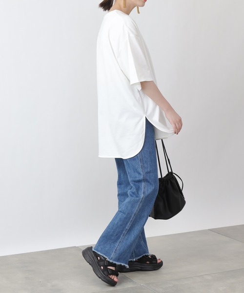 COLONY 2139（コロニートゥーワンスリーナイン）の「【ULTRA HYBRID】USAコットンラウンドヘムTシャツ（Tシャツ/カットソー・レディース・ブラック/オフホワイト/グレイッシュベージュ・MEDIUM/LARGE）」の4枚目の写真