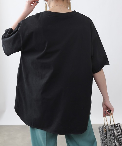 COLONY 2139（コロニートゥーワンスリーナイン）の「【ULTRA HYBRID】USAコットンラウンドヘムTシャツ（Tシャツ/カットソー・レディース・ブラック/オフホワイト/グレイッシュベージュ・MEDIUM/LARGE）」の13枚目の写真