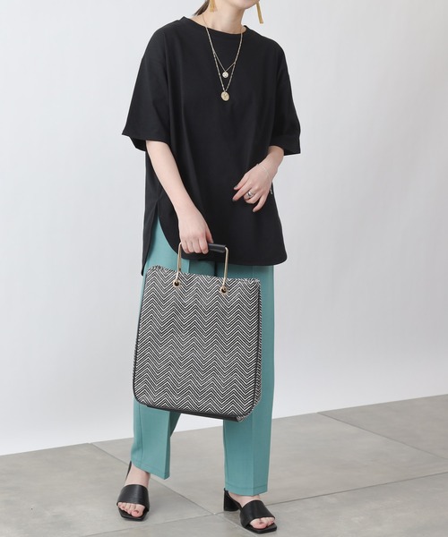 COLONY 2139（コロニートゥーワンスリーナイン）の「【ULTRA HYBRID】USAコットンラウンドヘムTシャツ（Tシャツ/カットソー・レディース・ブラック/オフホワイト/グレイッシュベージュ・MEDIUM/LARGE）」の18枚目の写真